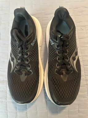Saucony Women’s Black/White Guide 17-Size 8.5B